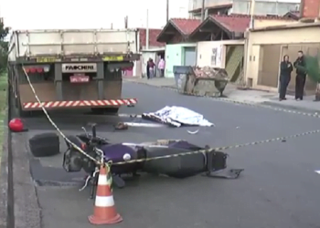 Homem morre após bater motocicleta em caminhão estacionado