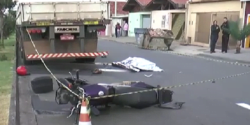 Homem morre após bater motocicleta em caminhão estacionado