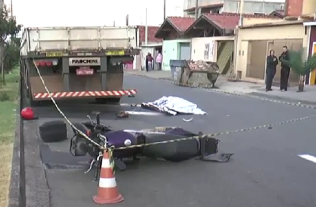 Homem morre após bater motocicleta em caminhão estacionado
