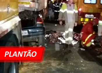 Em fuga da PM, carro entra embaixo de caminhão e homem morre na hora