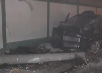 Em grave acidente, carro derruba poste e deixa duas pessoas feridas