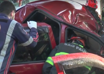 Jovem fica preso às ferragens em grave acidente de carro em Limeira