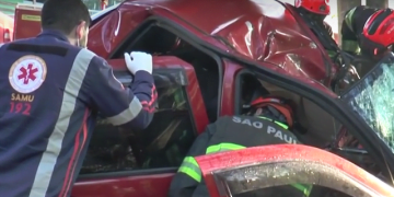 Jovem fica preso às ferragens em grave acidente de carro em Limeira