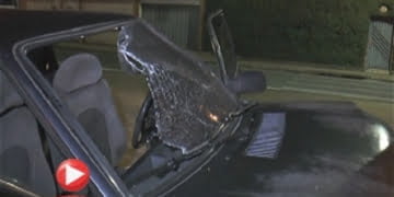 Após bater em poste, motorista foge e deixa para trás passageiros feridos