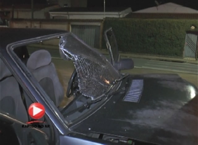 Após bater em poste, motorista foge e deixa para trás passageiros feridos