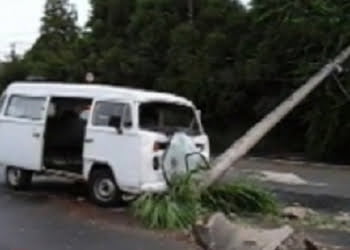 Kombi bate e derruba poste