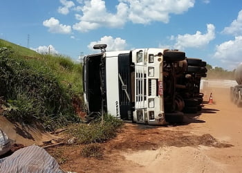 Caminhão carregado tomba próximo da Hyundai, em Piracicaba