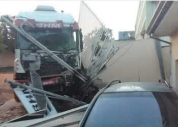 Caminhão desgovernado invade casa e acorda família na madrugada