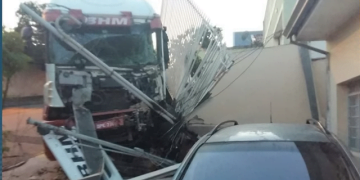 Caminhão desgovernado invade casa e acorda família na madrugada