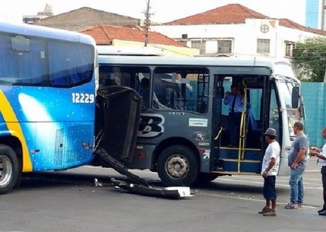 Ônibus causam acidente dentro da rodoviária de Piracicaba
