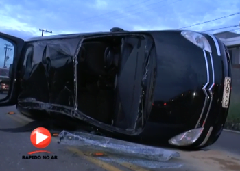 Mulher capota carro e fica ferida