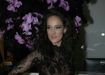 VEJA: Atriz global causa e vai à festa sem sutiã e mostrando a calcinha