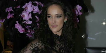 VEJA: Atriz global causa e vai à festa sem sutiã e mostrando a calcinha