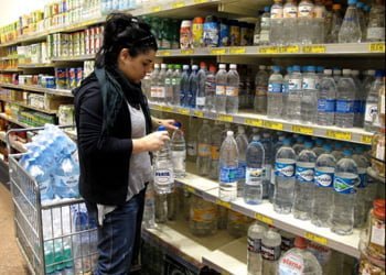 Com medo da seca, paulistanos começam a estocar água mineral em casa