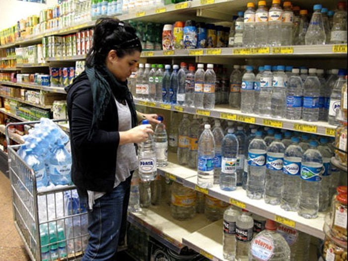 Com medo da seca, paulistanos começam a estocar água mineral em casa