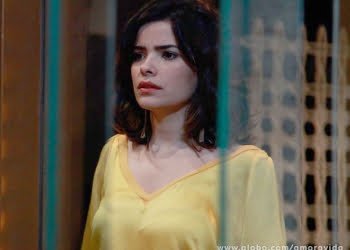 Aline fica a um fio de ser pega