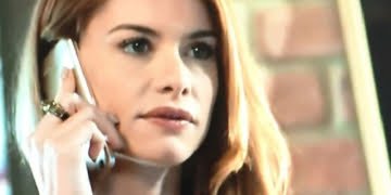 Alinne Moraes fala com celular de cabeça para baixo em cena de “Rock Story”