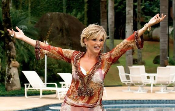 Andréa de Nóbrega revela detalhes sobre sua vida pessoal e conta se posaria nua