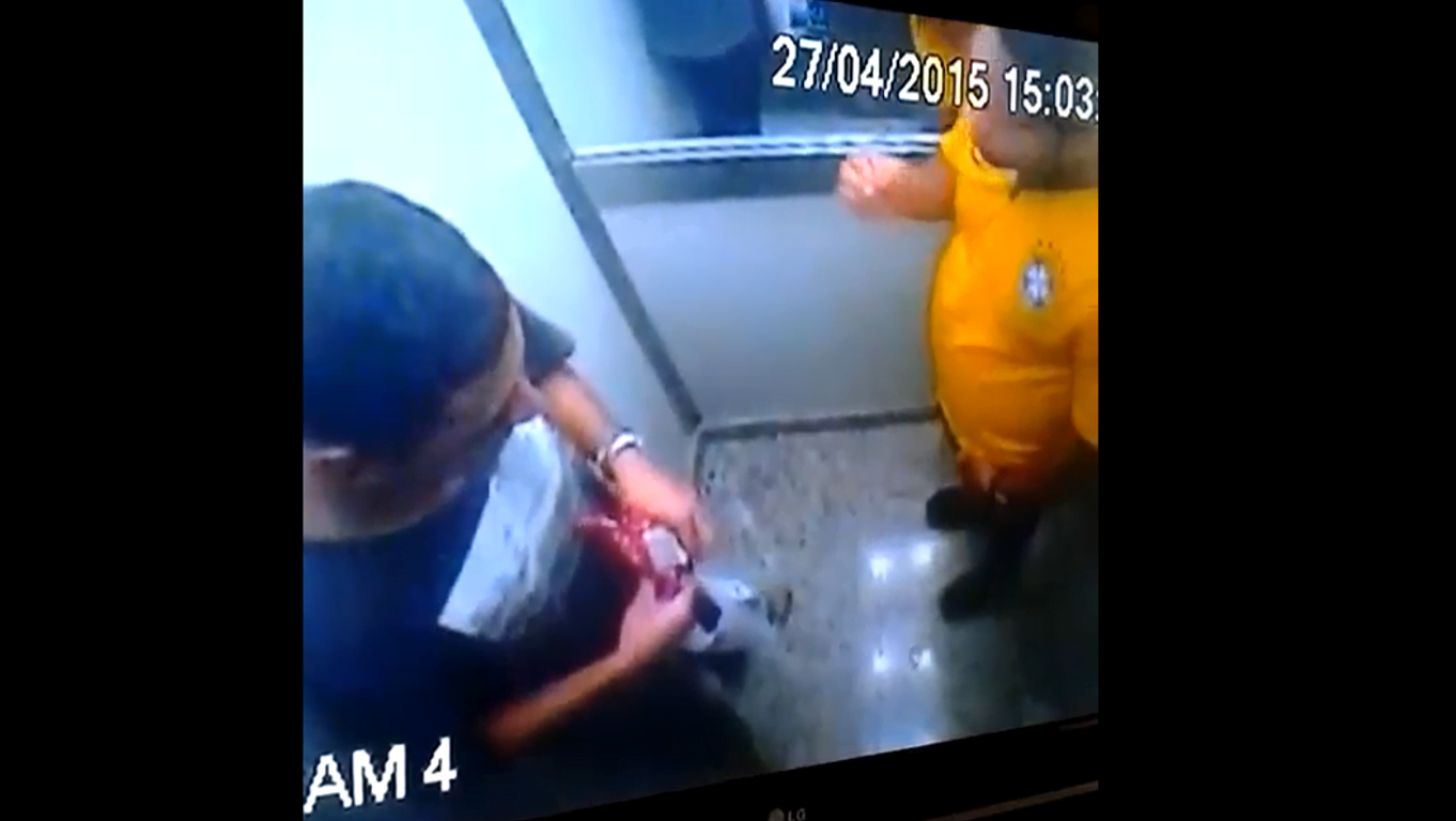 Dupla amarra idosa e seu filho com fios durante assalto em um prédio