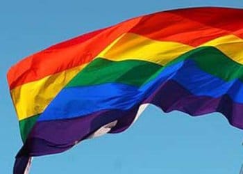 Padre é excomungado por defender GAY