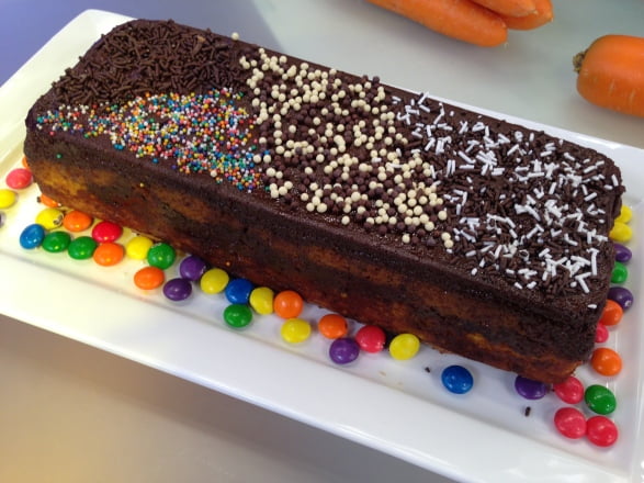 Aprenda a fazer um delicioso bolo de cenoura com pudim de brigadeiro