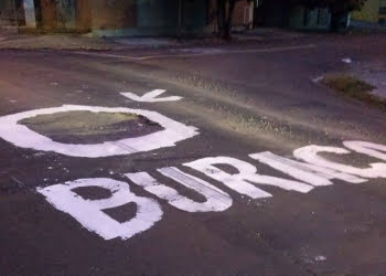 Na Vila Rezende, em Piracicaba, moradores cansados sinalizam buraco sem solução