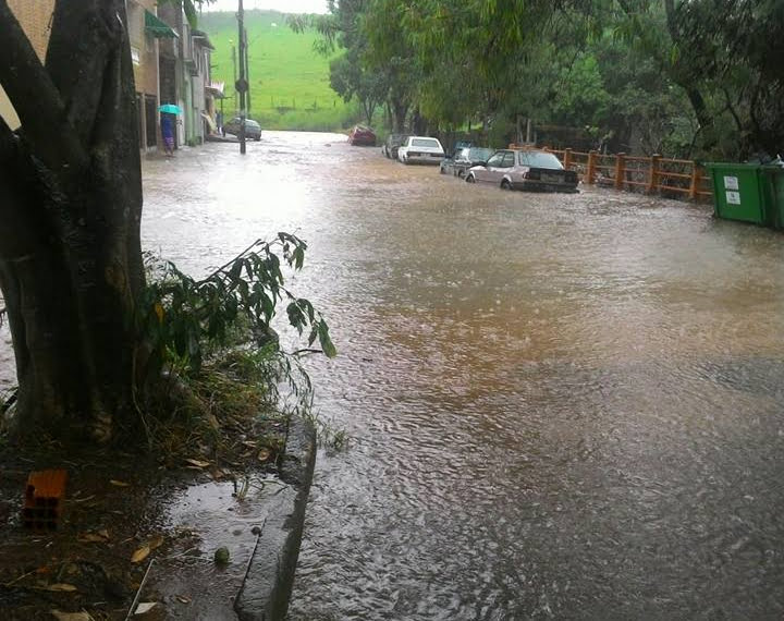 Temporal alaga ruas do centro e do distrito de Santa Terezinha, em Piracicaba