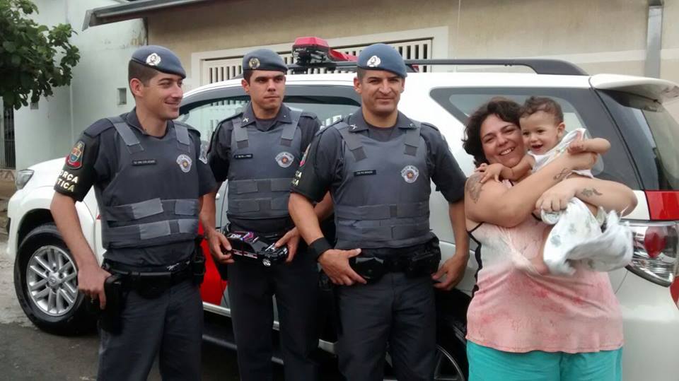 Policiais salvam vida de criança de um ano e três meses