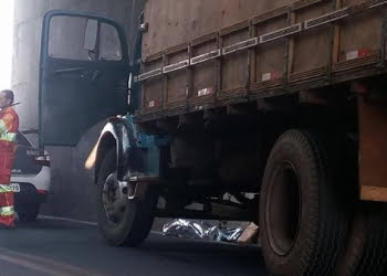 Mulher morre esmagada por caminhão e homem após ser arrastado por motocicleta