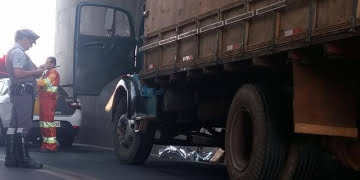 Mulher morre esmagada por caminhão e homem após ser arrastado por motocicleta