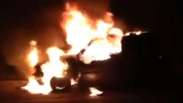 Em rodovia que liga Limeira à Piracicaba, Fiat Uno pega fogo