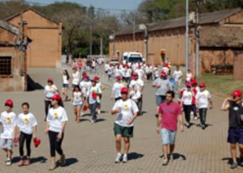 Com apoio da Selam, caminhada gratuita convida para exercitar o humor
