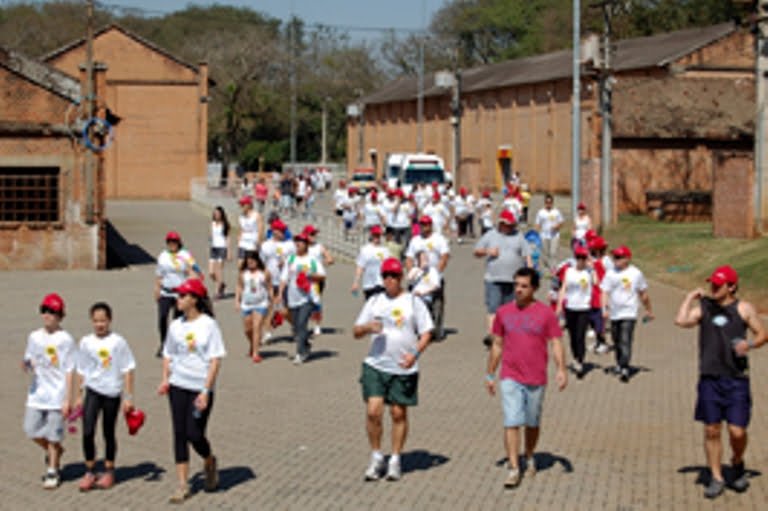 Com apoio da Selam, caminhada gratuita convida para exercitar o humor