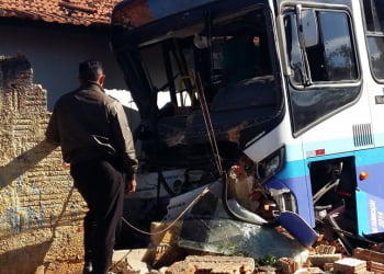 Ônibus desgovernado atropela e mata jovem e deixa bebê em estado grave