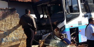 Ônibus desgovernado atropela e mata jovem e deixa bebê em estado grave