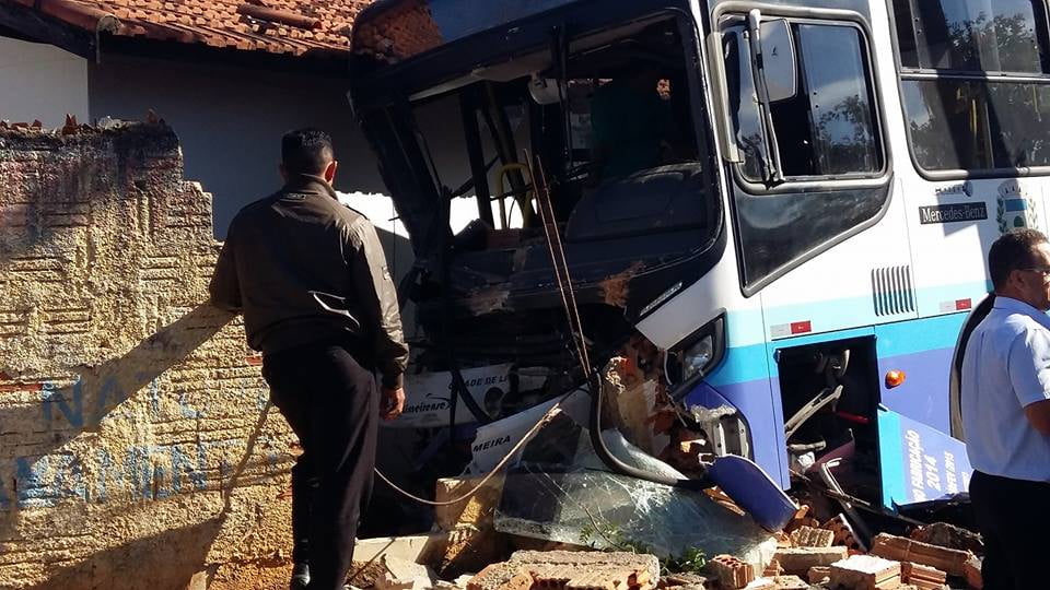 Ônibus desgovernado atropela e mata jovem e deixa bebê em estado grave