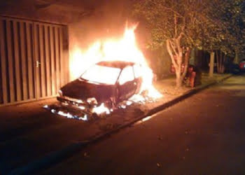 Por não conseguir roubar, assaltantes ateiam fogo em carro