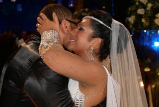 Cauda do vestido de Moranguinho surpreende convidados em cerimônia