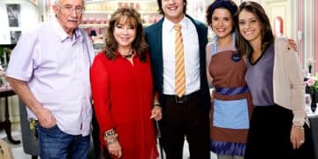 Autora de “Chiquititas” faz visita surpresa para conhecer os cenários da novela