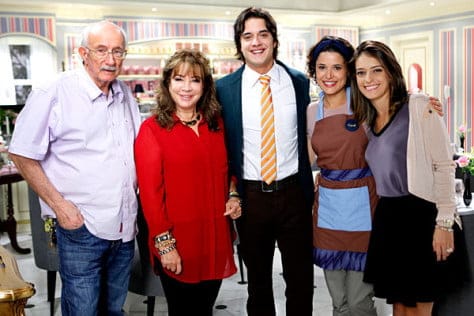 Autora de “Chiquititas” faz visita surpresa para conhecer os cenários da novela