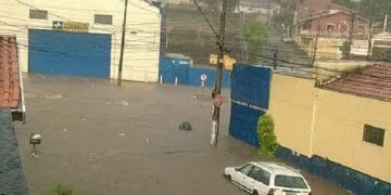 Em enchente, ônibus fica ilhado ao lado de córrego em Piracicaba
