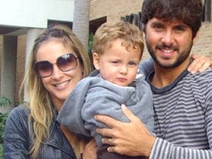 Filho da cantora Claudia Leitte sofre queimadura na mão