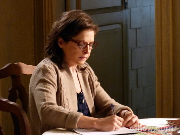 Cora decide contar para Cristina que ela é filha de Zé Alfredo, hoje (28), em Império