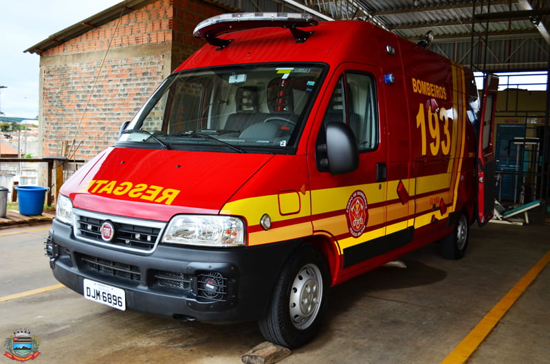 Homem bate em poste na Avenida Pompéia, em Piracicaba