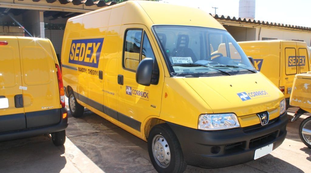 Assaltantes roubam carro do Correios no Nova América