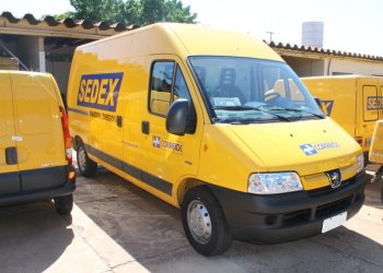 Assaltantes roubam carro do Correios no Nova América