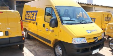 Assaltantes roubam carro do Correios no Nova América