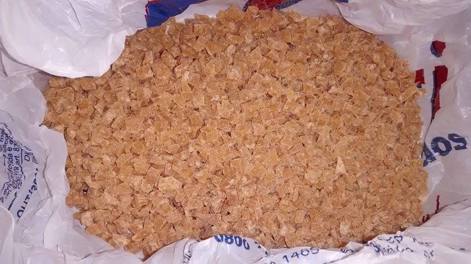 Com dois rapazes, PM encontra quase 700 porções de drogas, arma e dinheiro