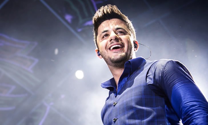 Cantor Cristiano Araújo e namorada morrem em grave acidente de carro