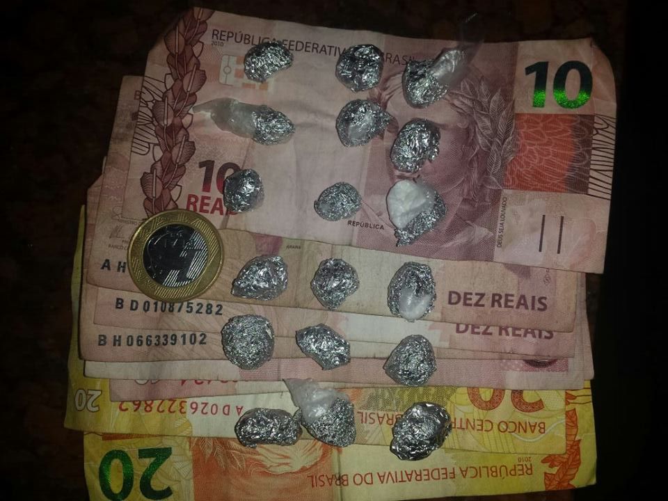 Para se livrar do ‘xadrez’, traficante joga droga no telhado